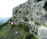 Склоны пещерного монастыря Челтер
