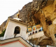 Купол храма и образ Богородицы на скале